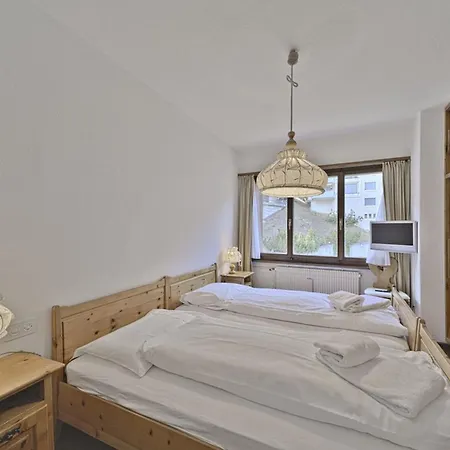 Chesa Arlas - アパート