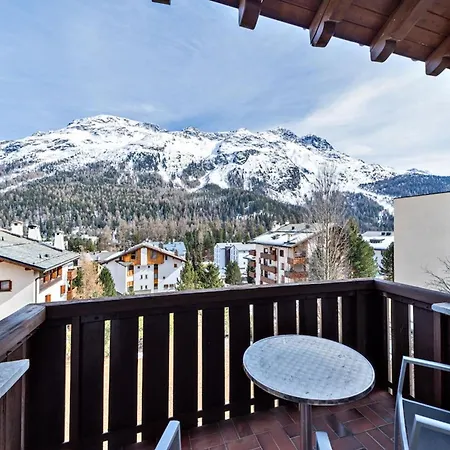 Chesa Arlas - アパート